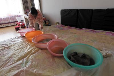 洪江楼上漏水，住户失联，小区没物管，业主维权难！律师来支招……
